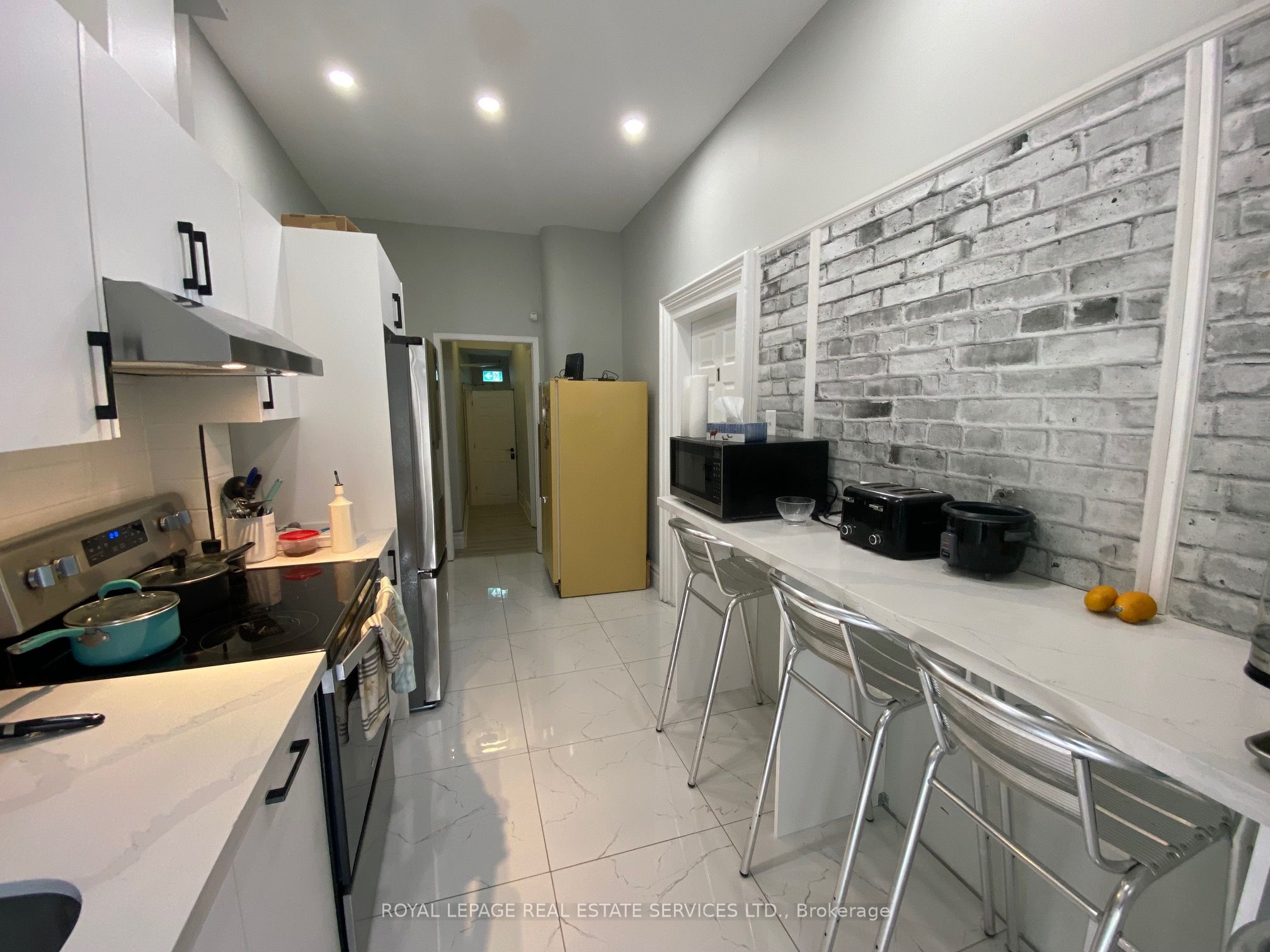 Unit 203 - 206 Carlton Street, Toronto 5
