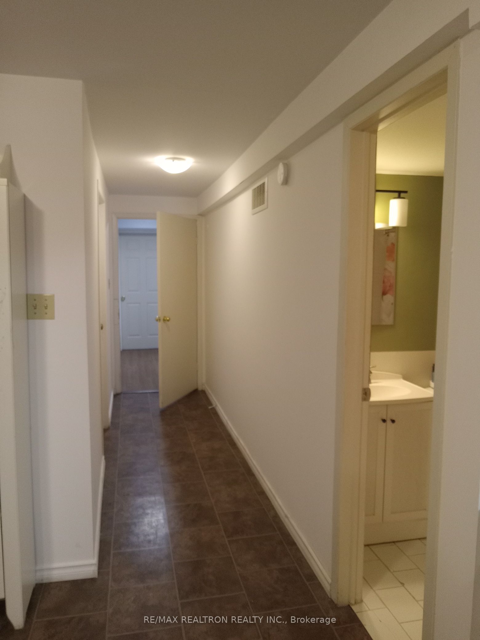 Unit Bsmt - 645 Hillsdale Avenue E, Toronto 4