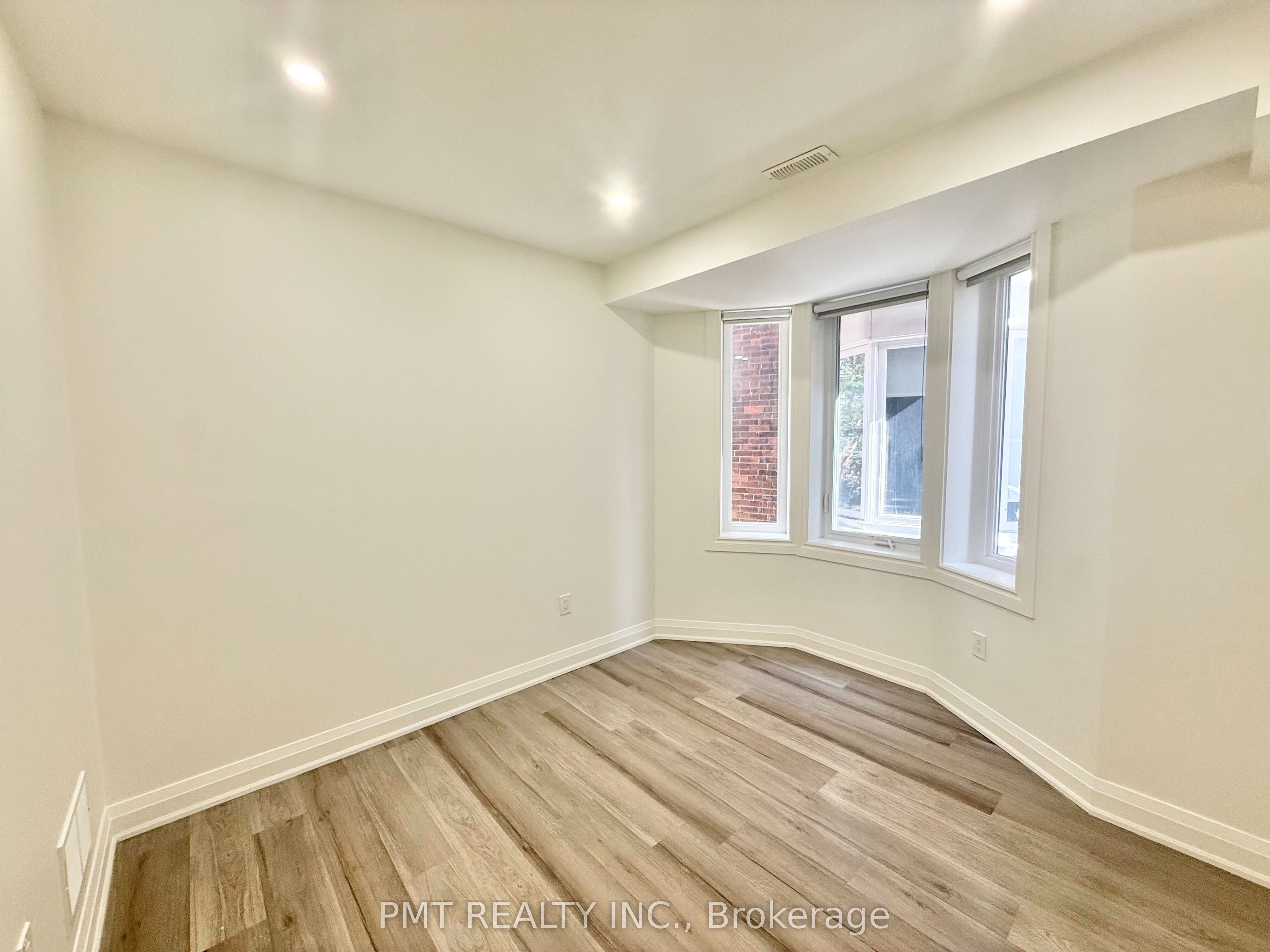 Unit Main - 8 Rusholme Park Crescent, Toronto 4