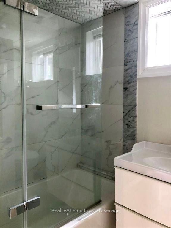 Unit Lower - 32 Hopperton Drive, North York 4