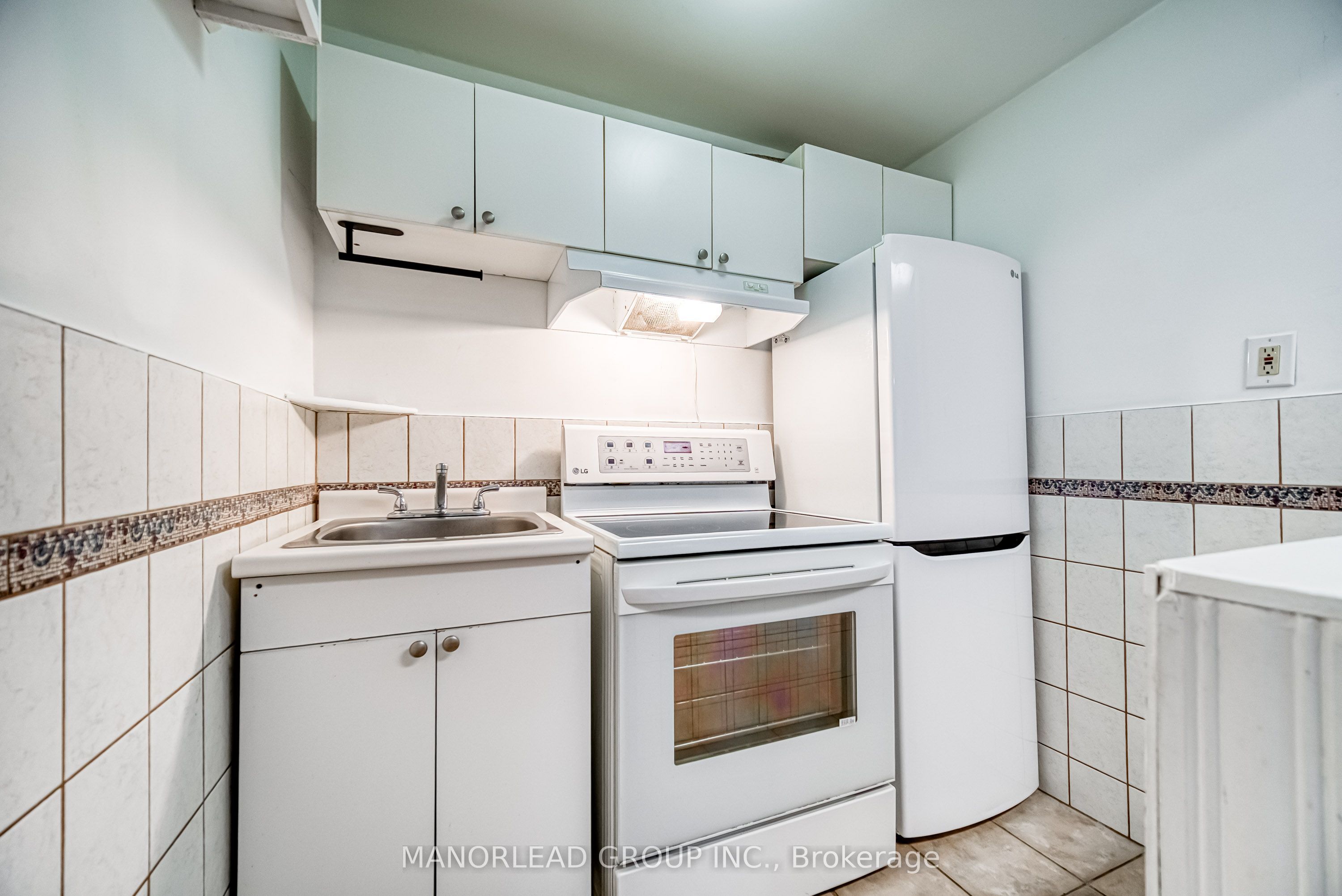 Unit Lower - 28 Kingslake Road, North York 4