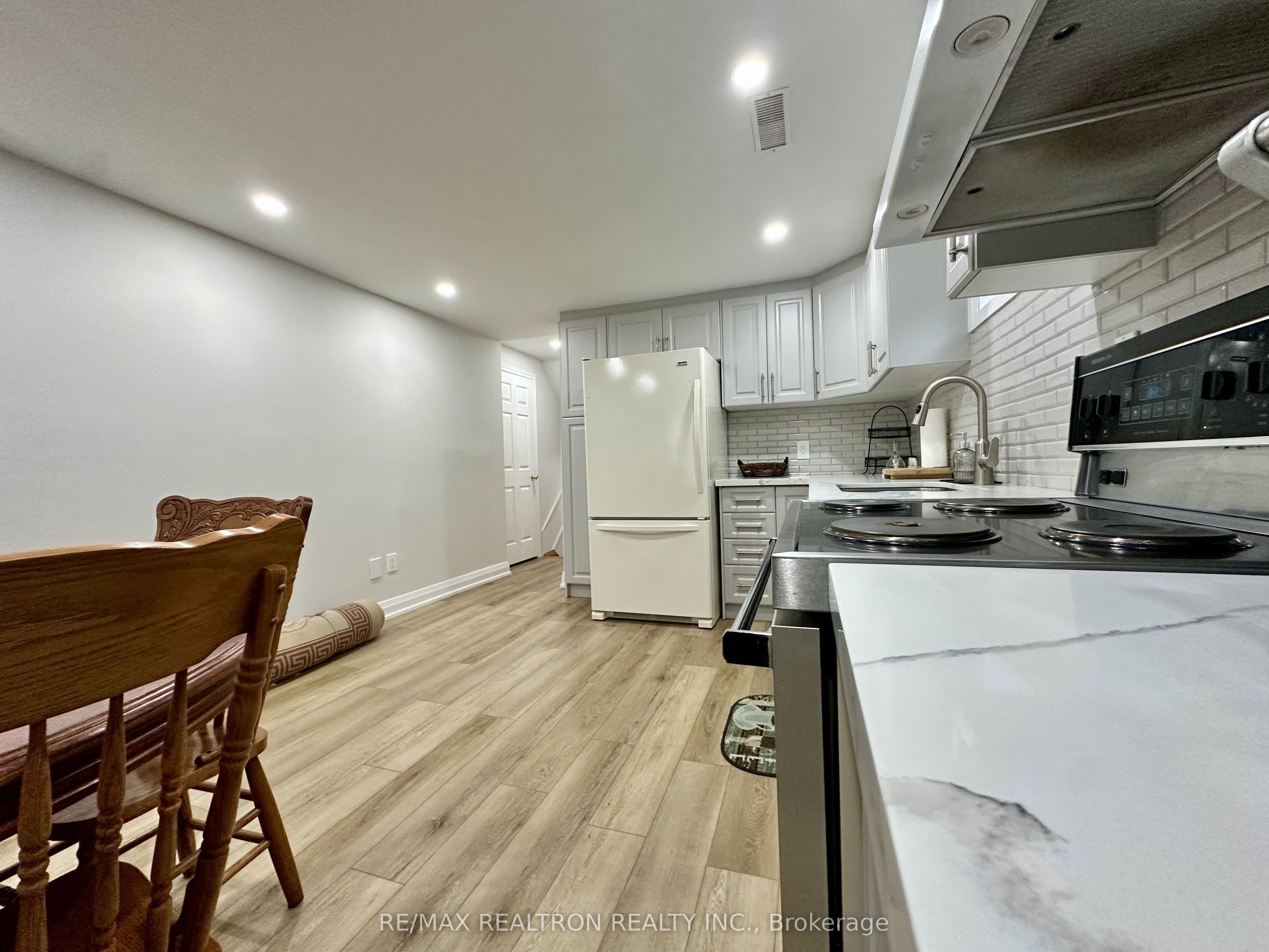 237 Shawnee Circle, North York 3