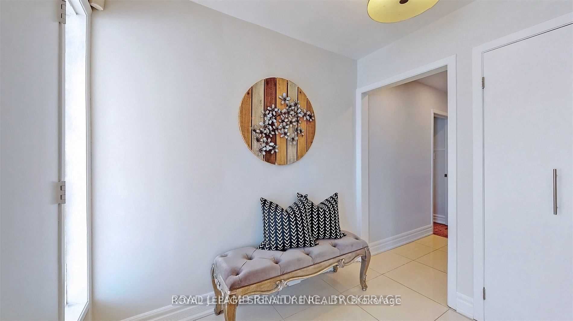 Unit Upper - 17 Baroness Crescent, North York 3