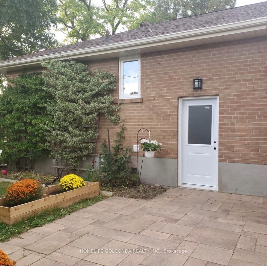8 Hazelglen Avenue, North York 2
