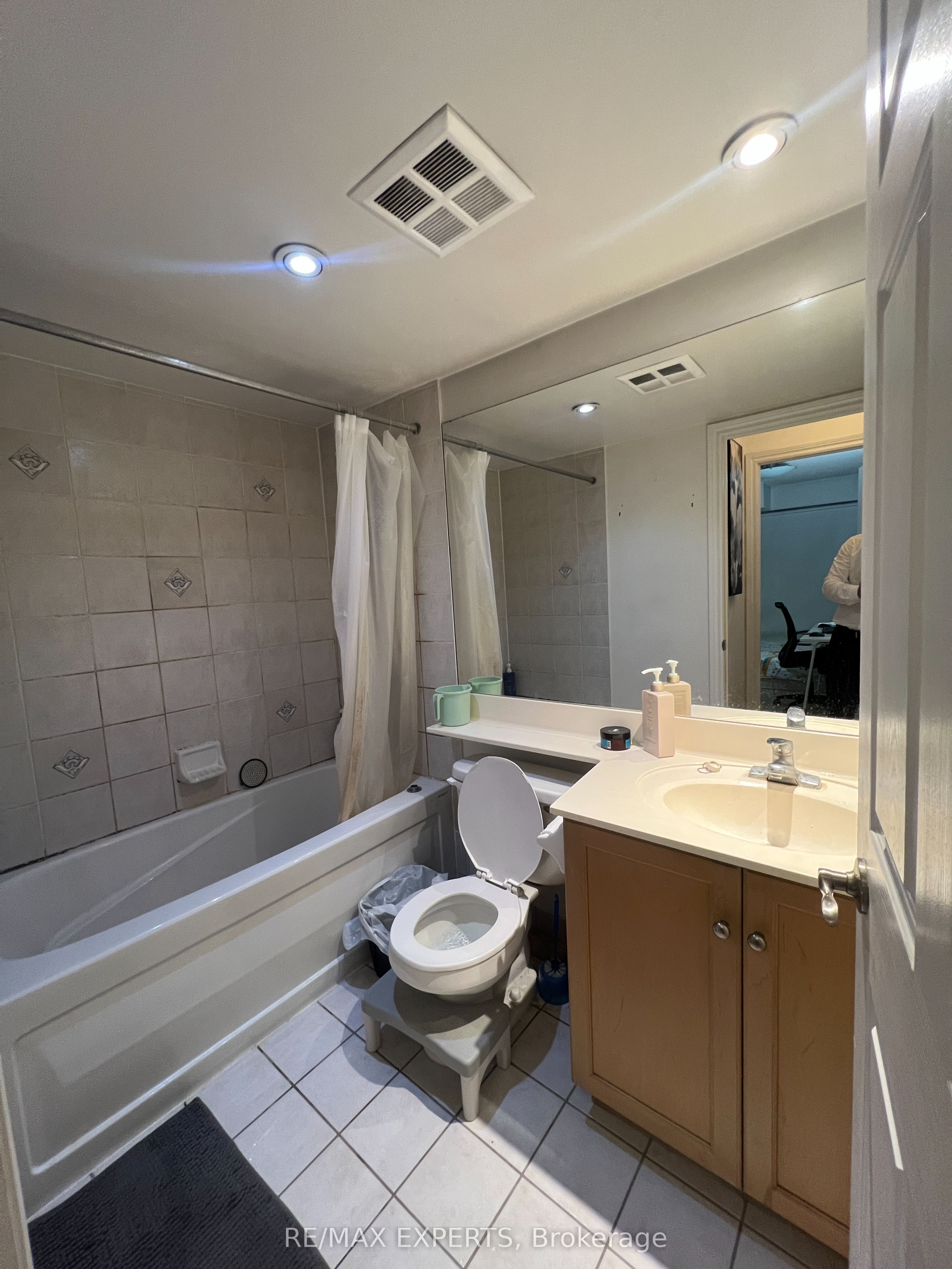 Unit 1428 - 250 Wellington Street, Toronto 5