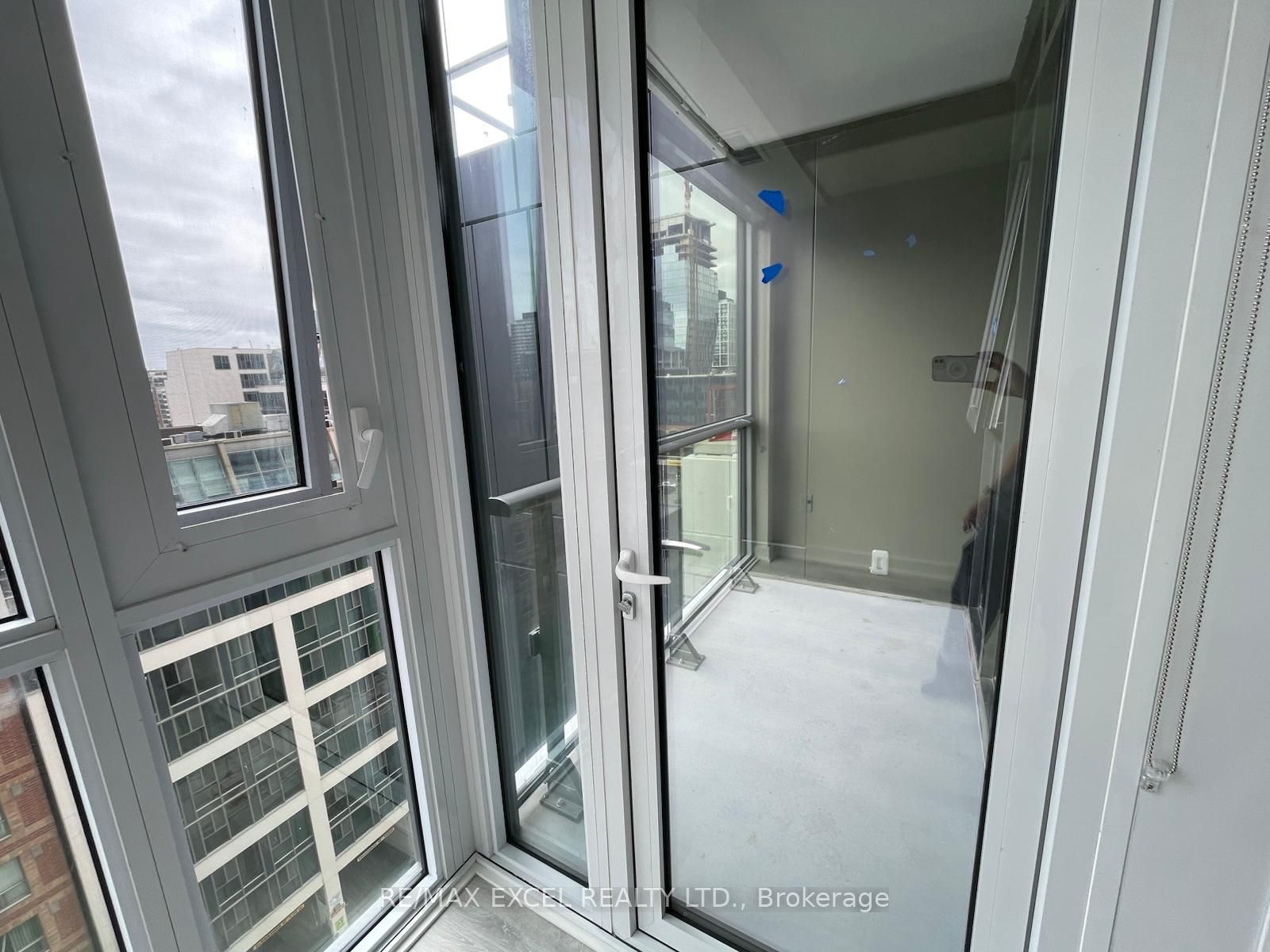 Unit 914 SE - 60 Princess Street, Toronto 2