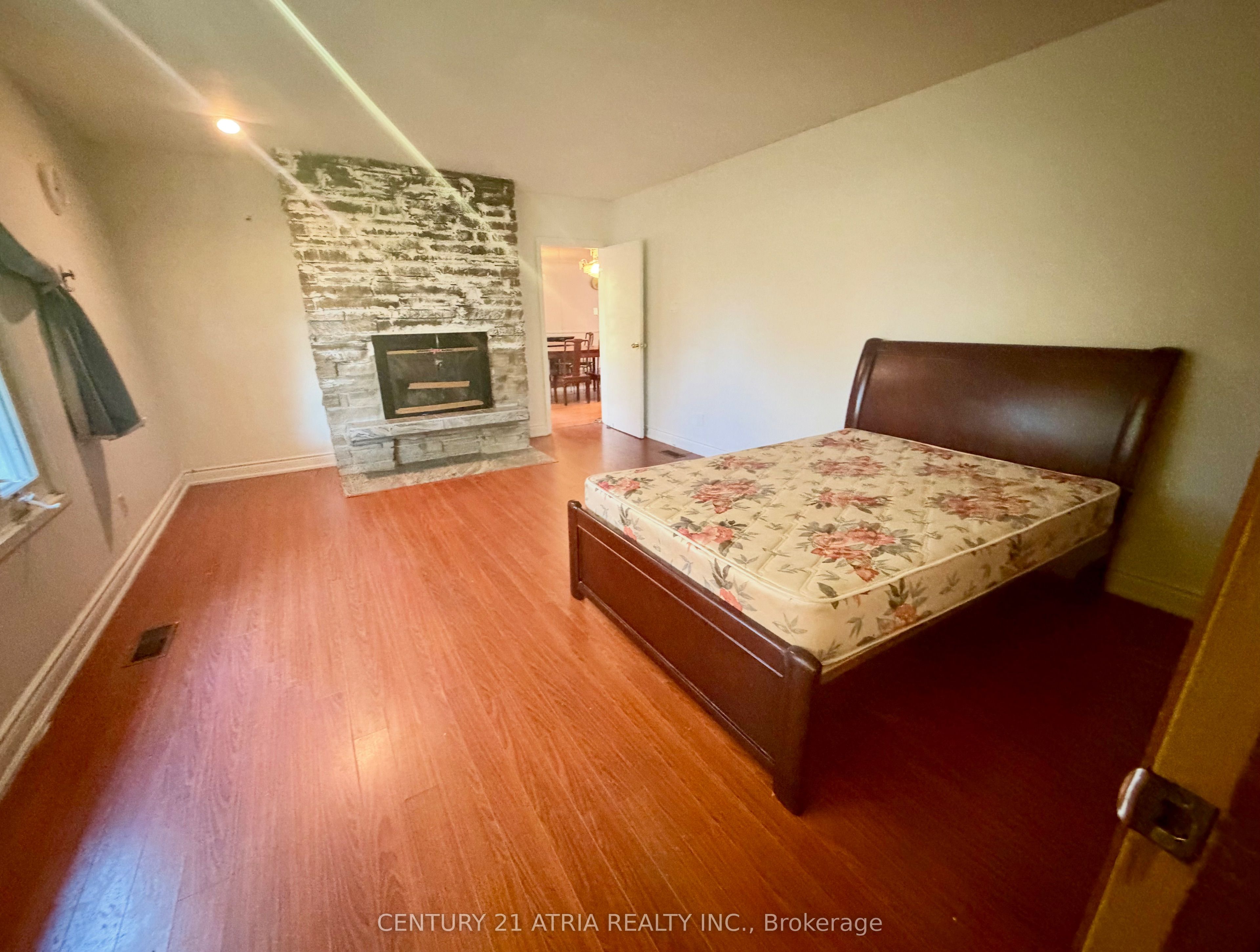 Unit Ground Level - 24 Axsmith Crescent, North York 4