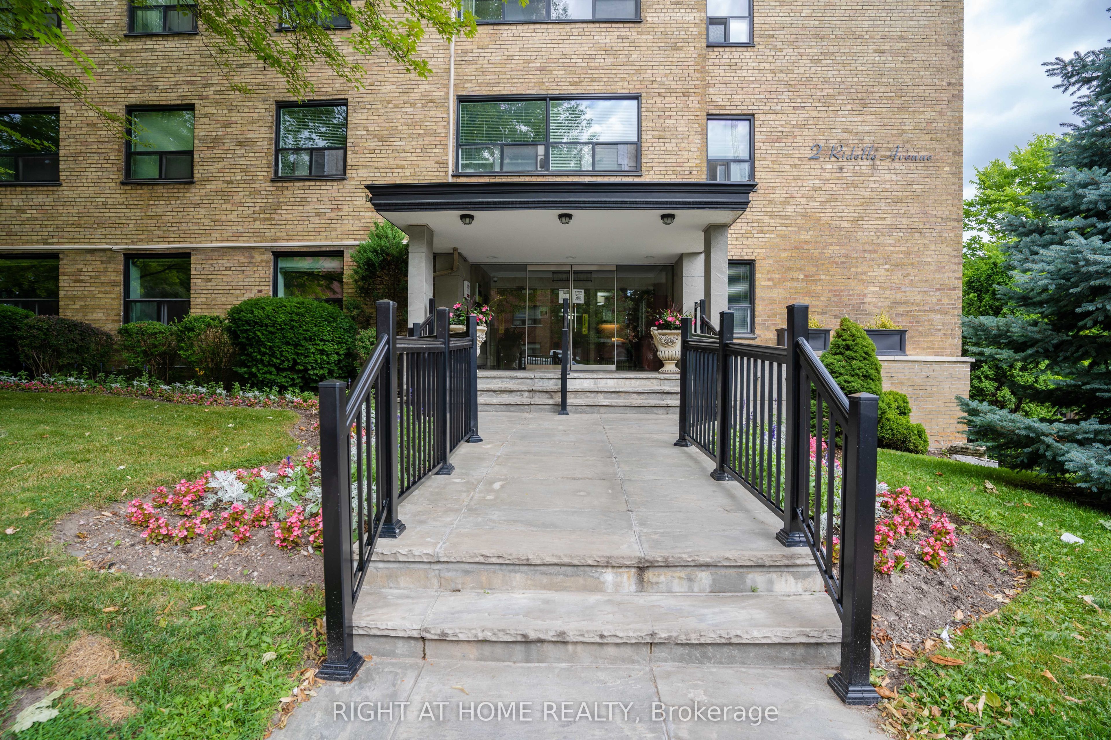 Unit 502 - 2 Ridelle Avenue, Toronto 3