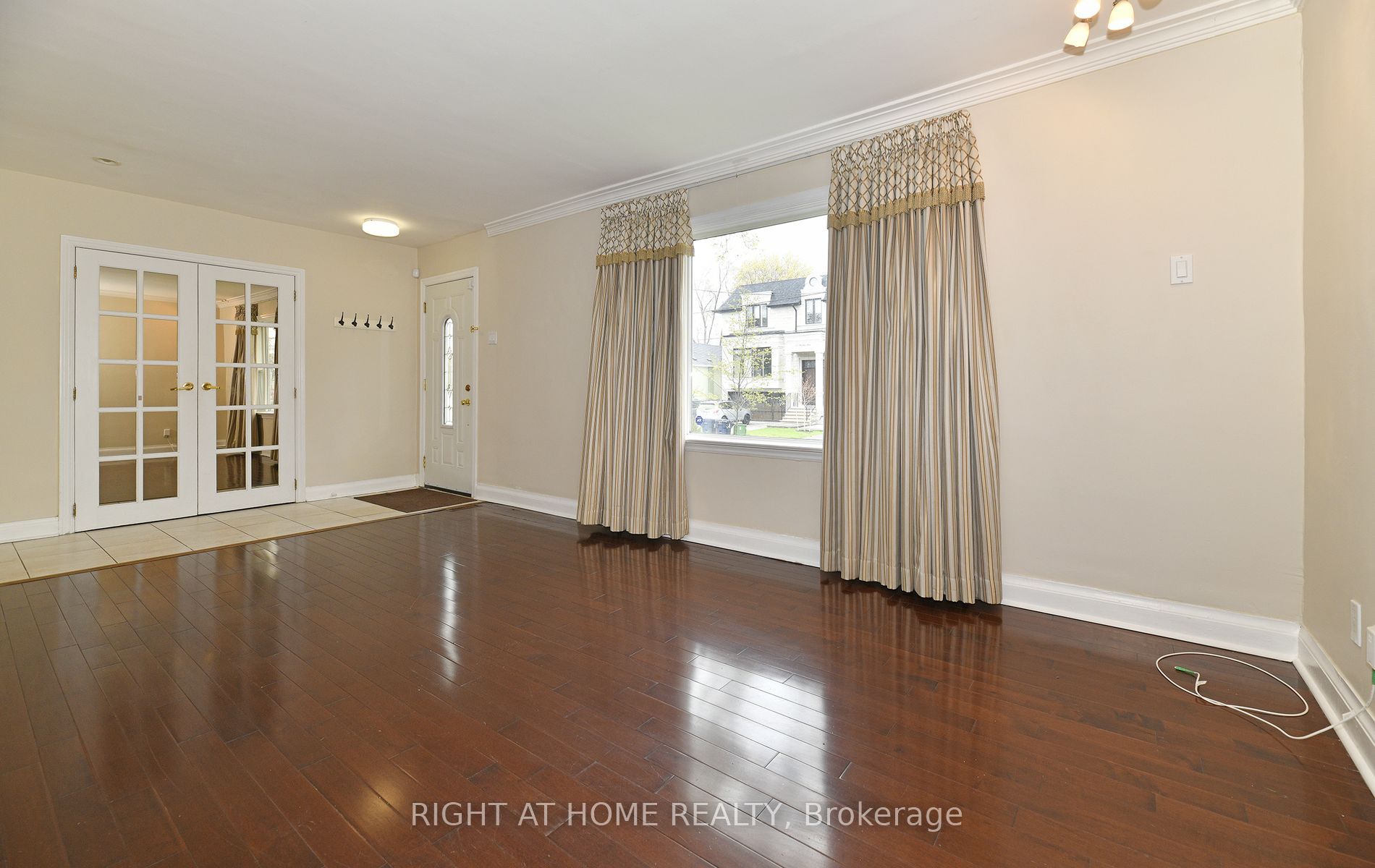 234 Poyntz Avenue, North York 2