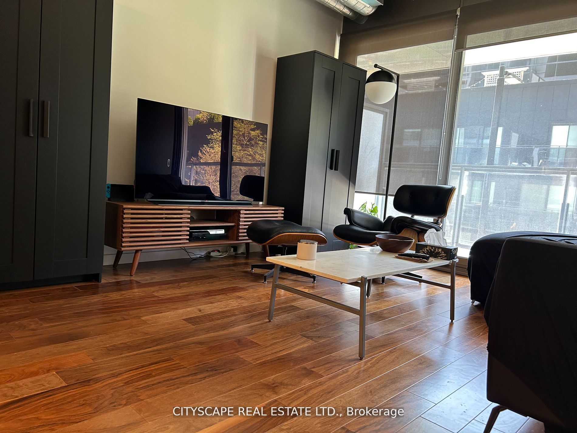 Unit 413 - 32 Trolley Crescent, Toronto 5