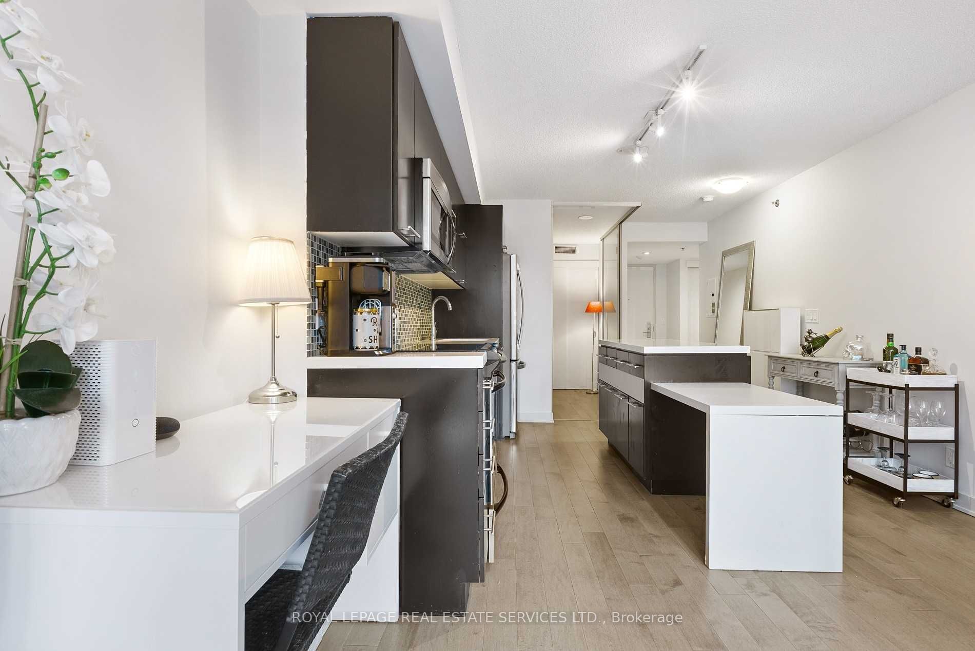 Unit 430 - 21 Nelson Street, Toronto 4