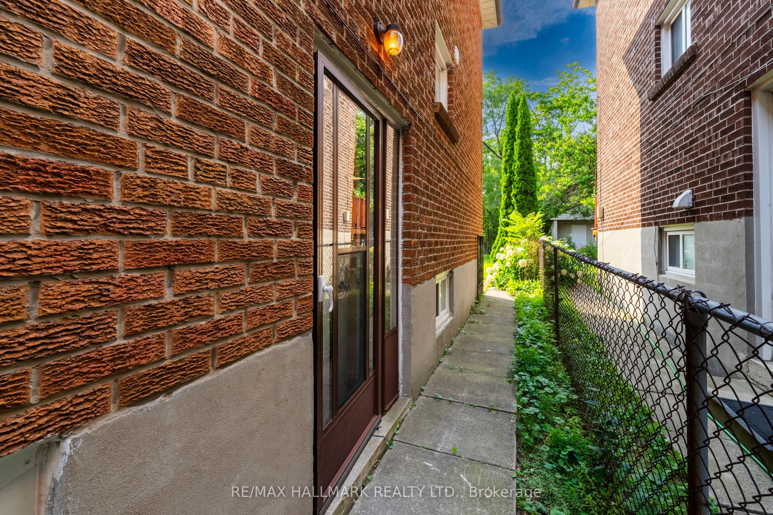 Unit UPPER / 2ND - 402 Kingston Road, Toronto 5