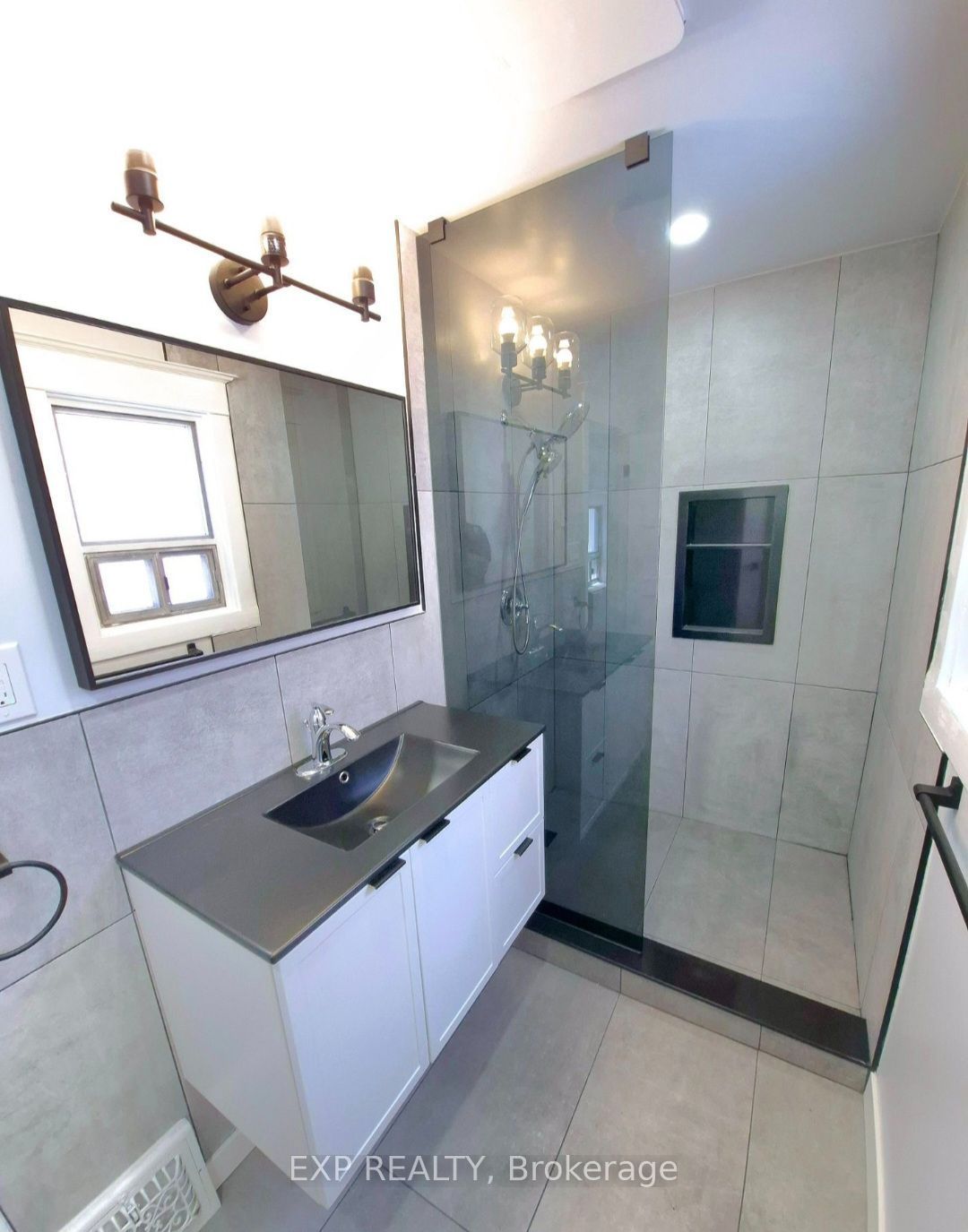 Unit upper - 137 Glenmore Road, Toronto 4