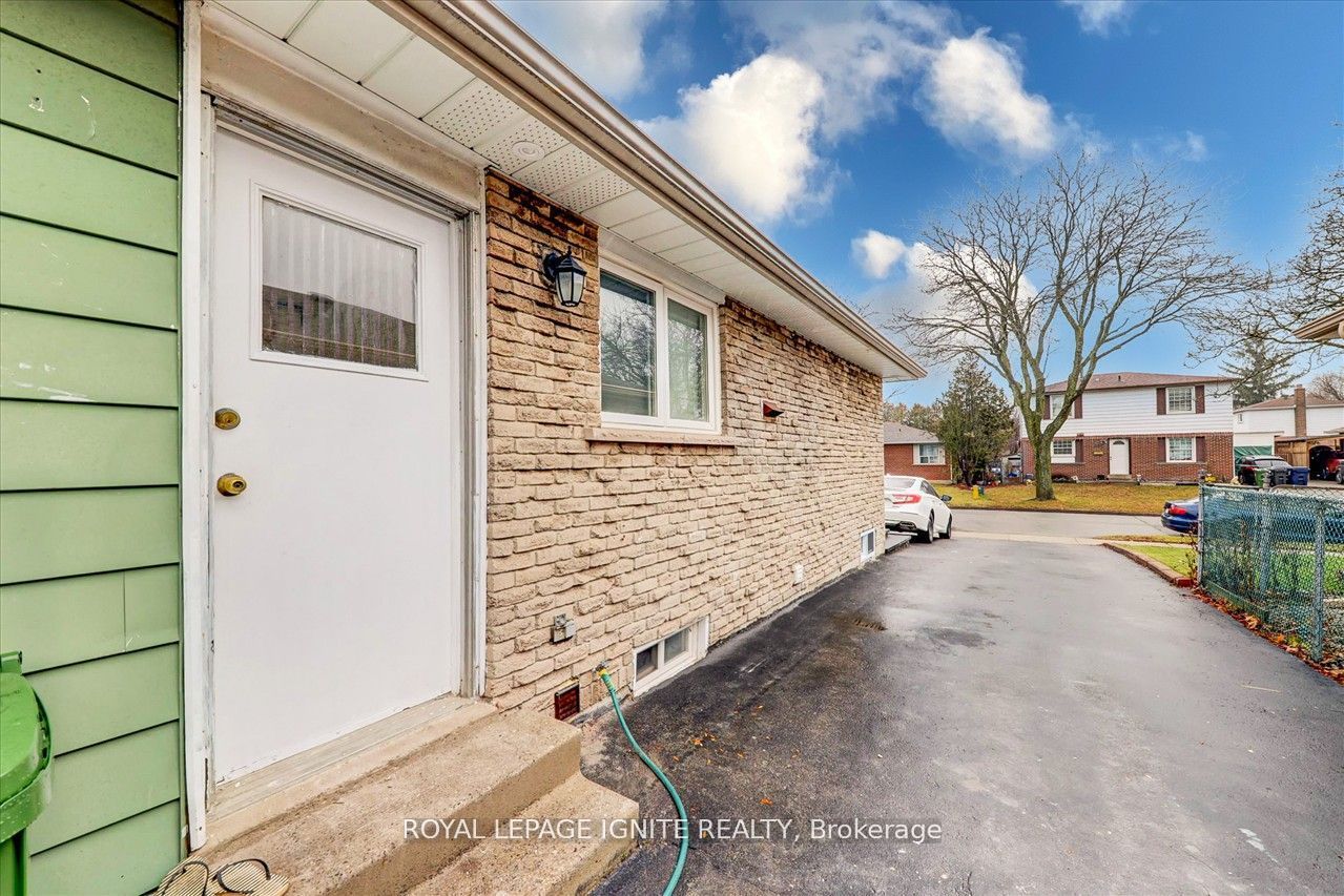 Unit Bsmt - 38 Loradeen Crescent, Scarborough 3