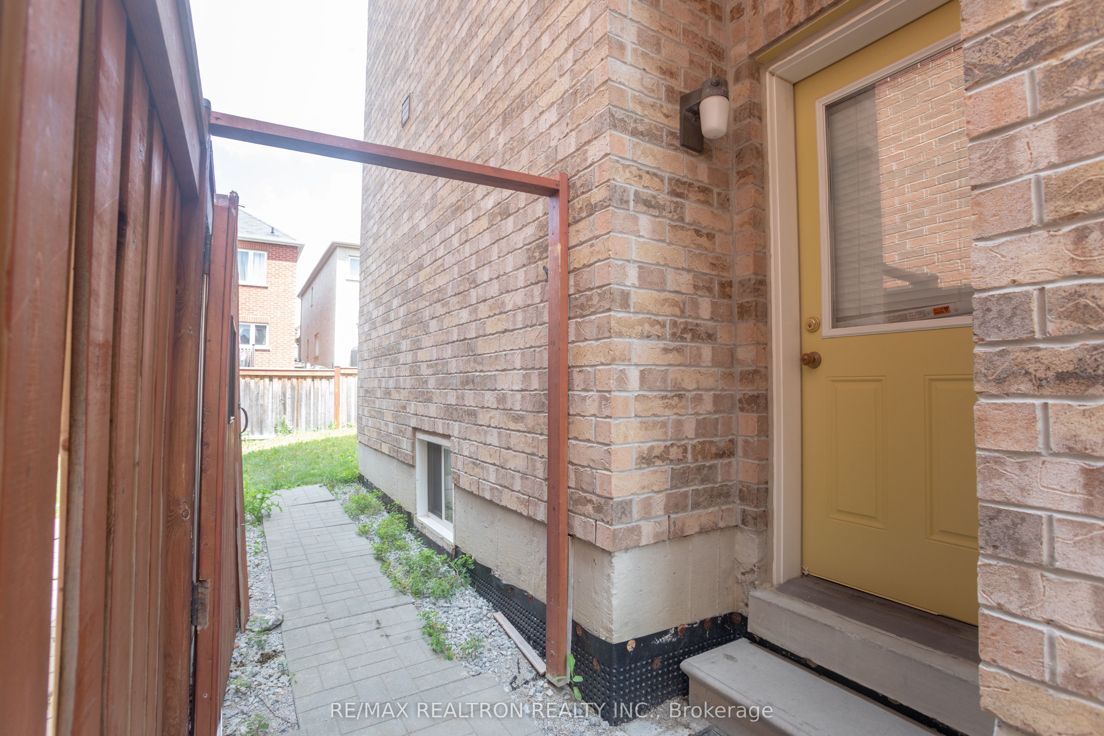 54 Chayna Crescent, Vaughan 2