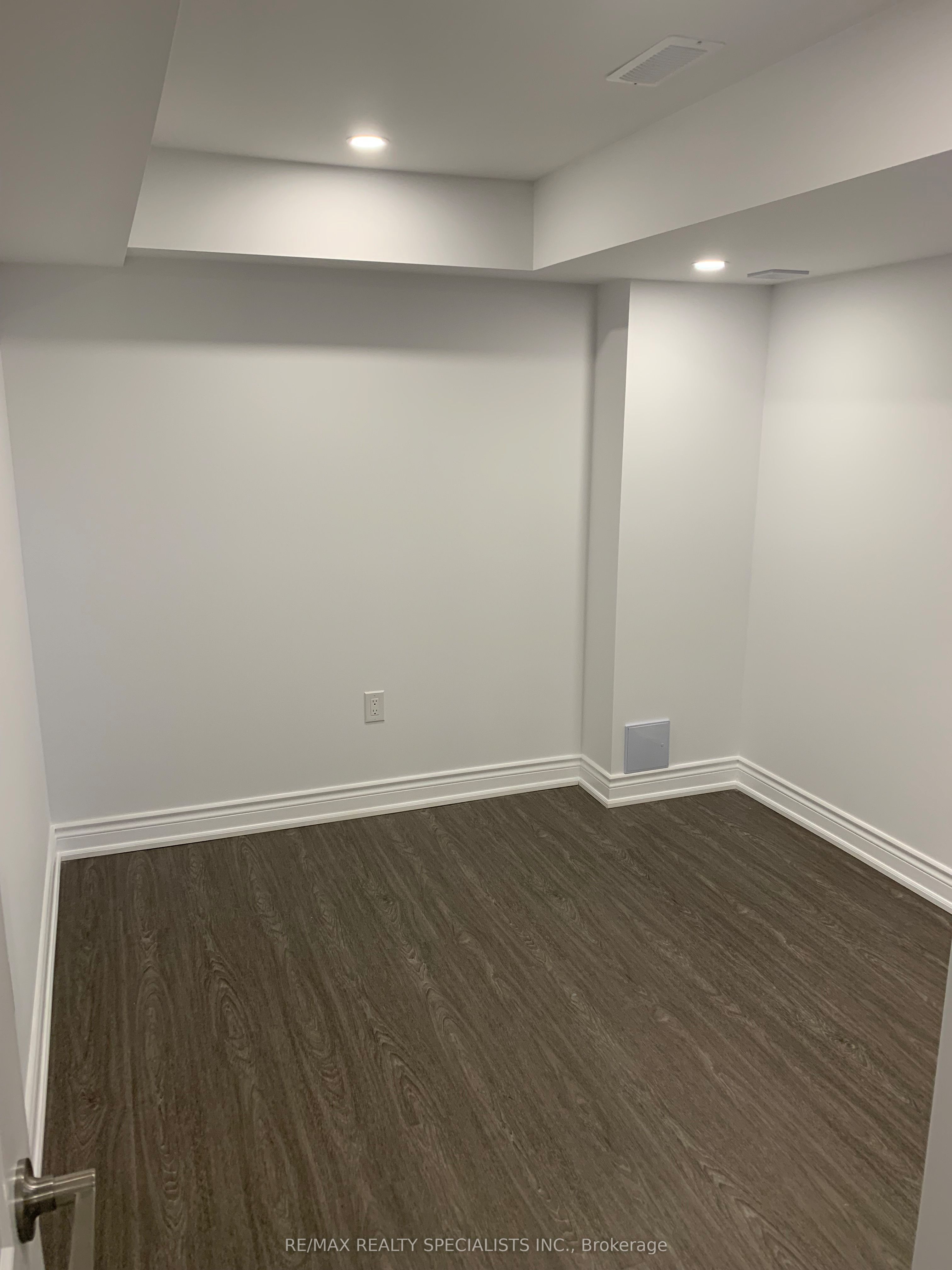 Unit Bsmt - 6 Faust Ridge, Vaughan 4