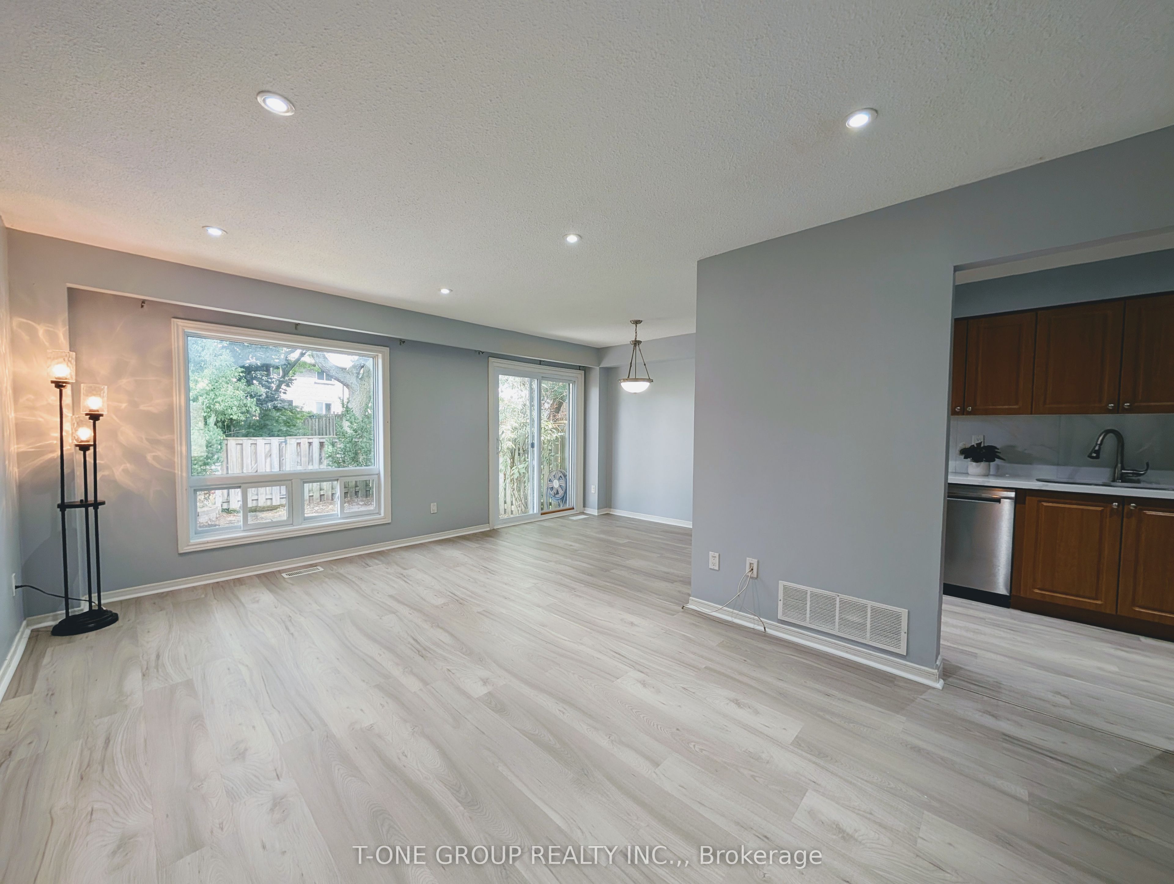 8 Camelot Way, Markham 3
