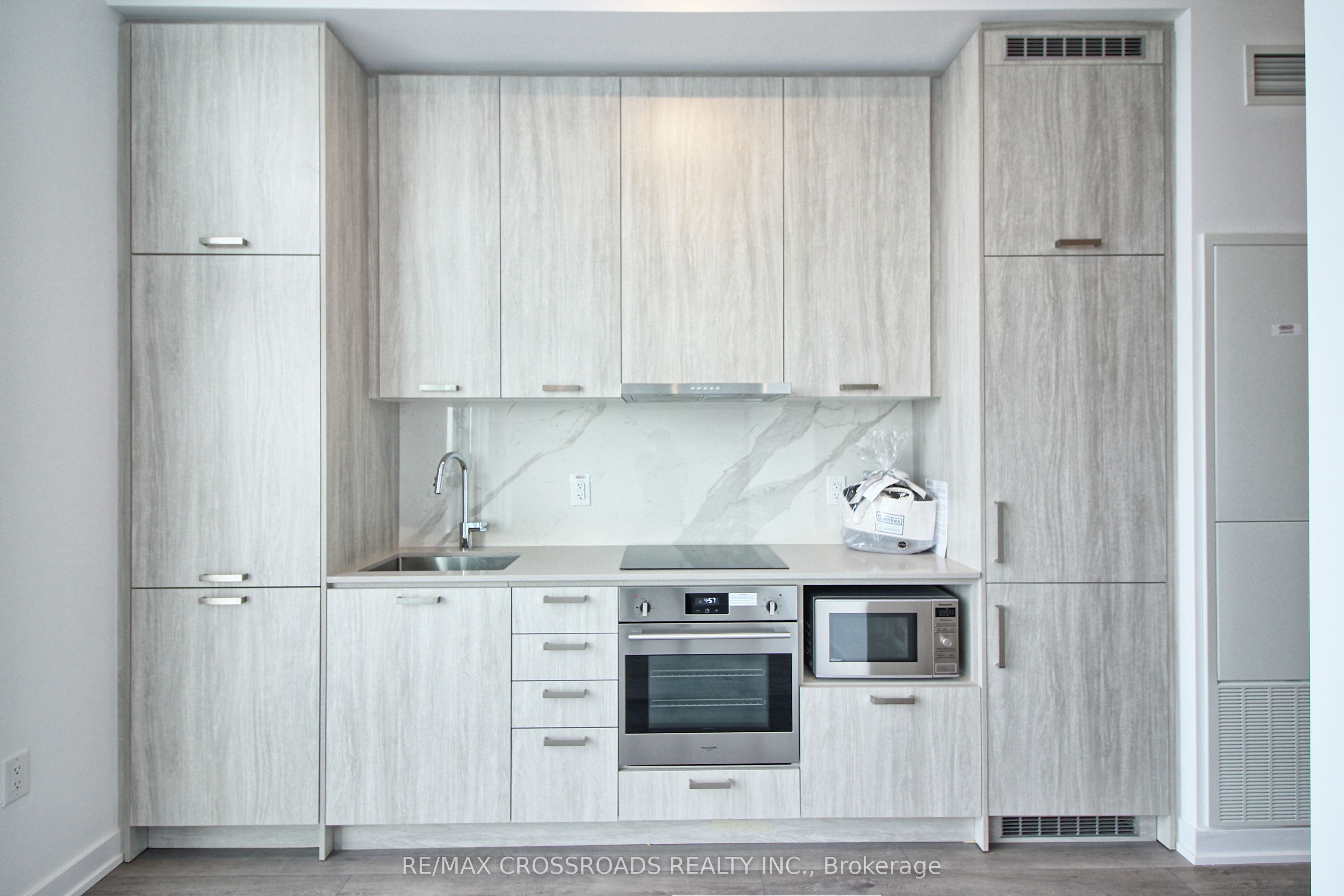 Unit 2117 - 38 Honeycrisp Crescent, Vaughan 3