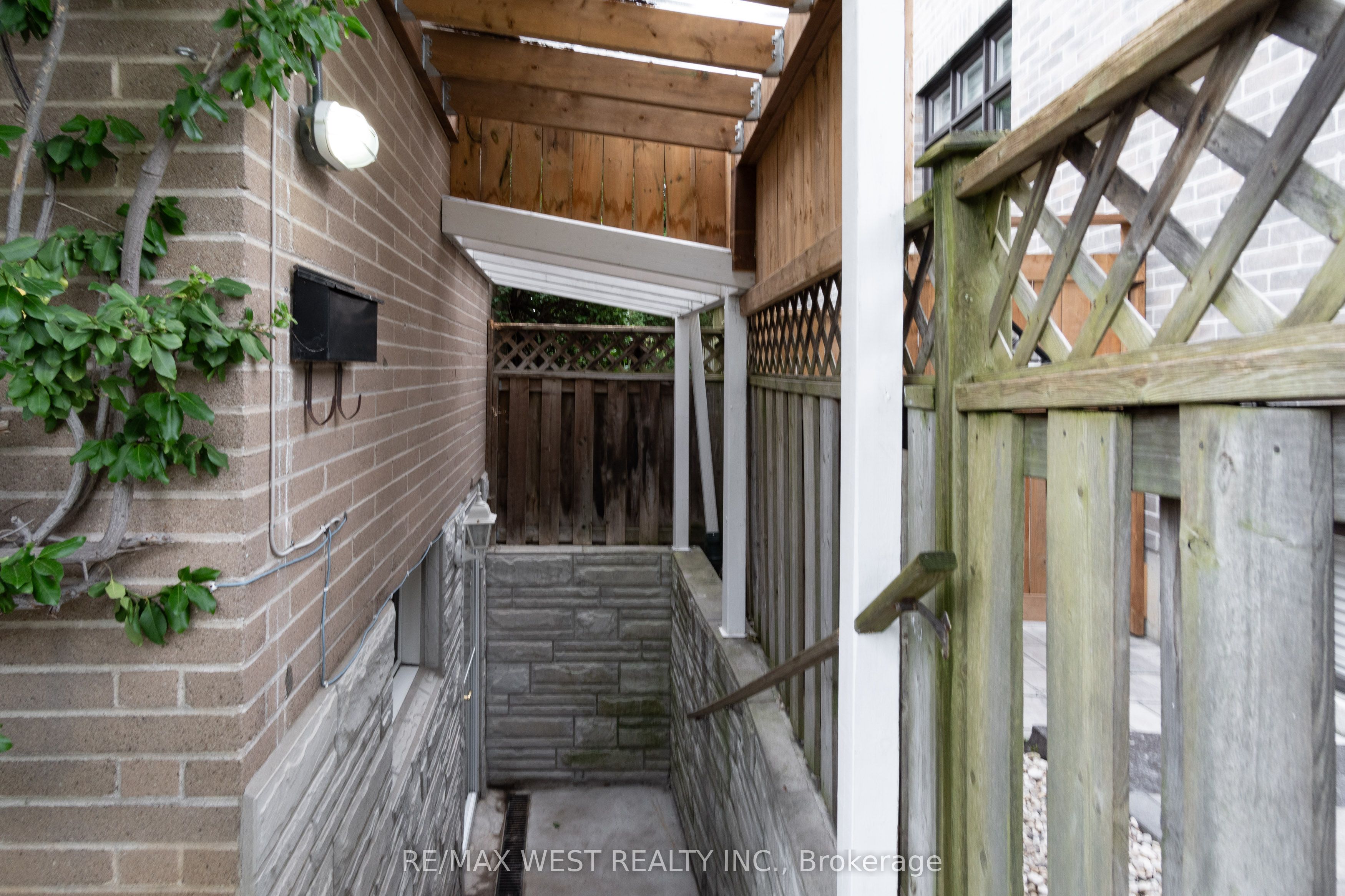 380 Tareyton Rd, Richmond Hill, Ontario L4C3X7 Sold History HouseSigma