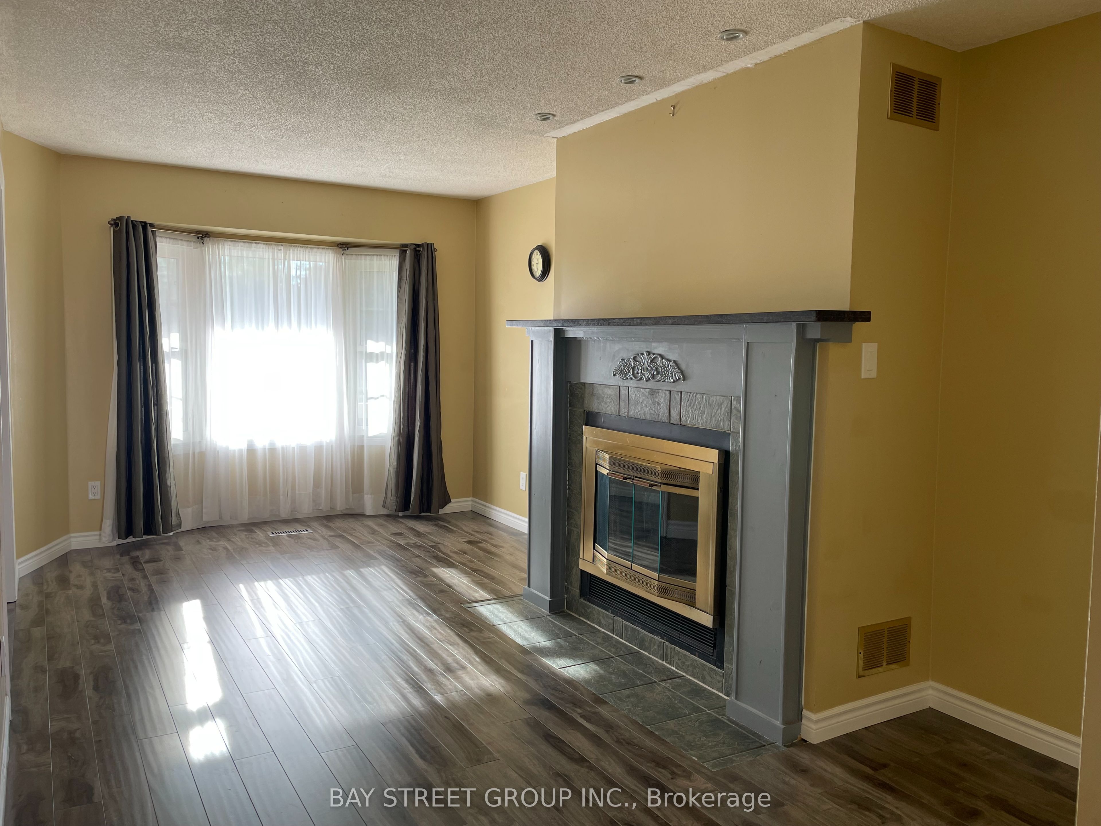 27 Lindsay Court, Barrie 3