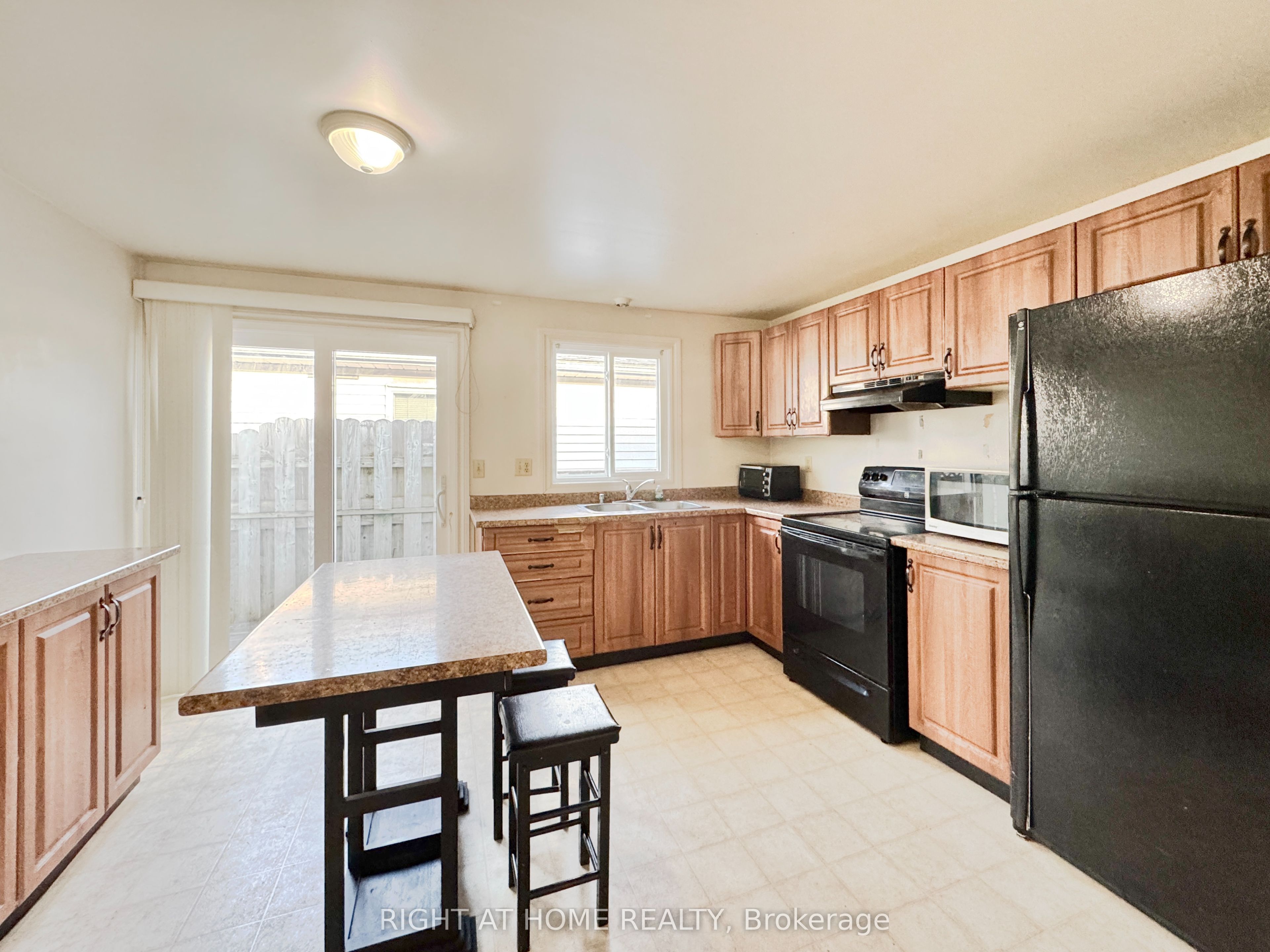 6 Hickling Trail, Barrie 3