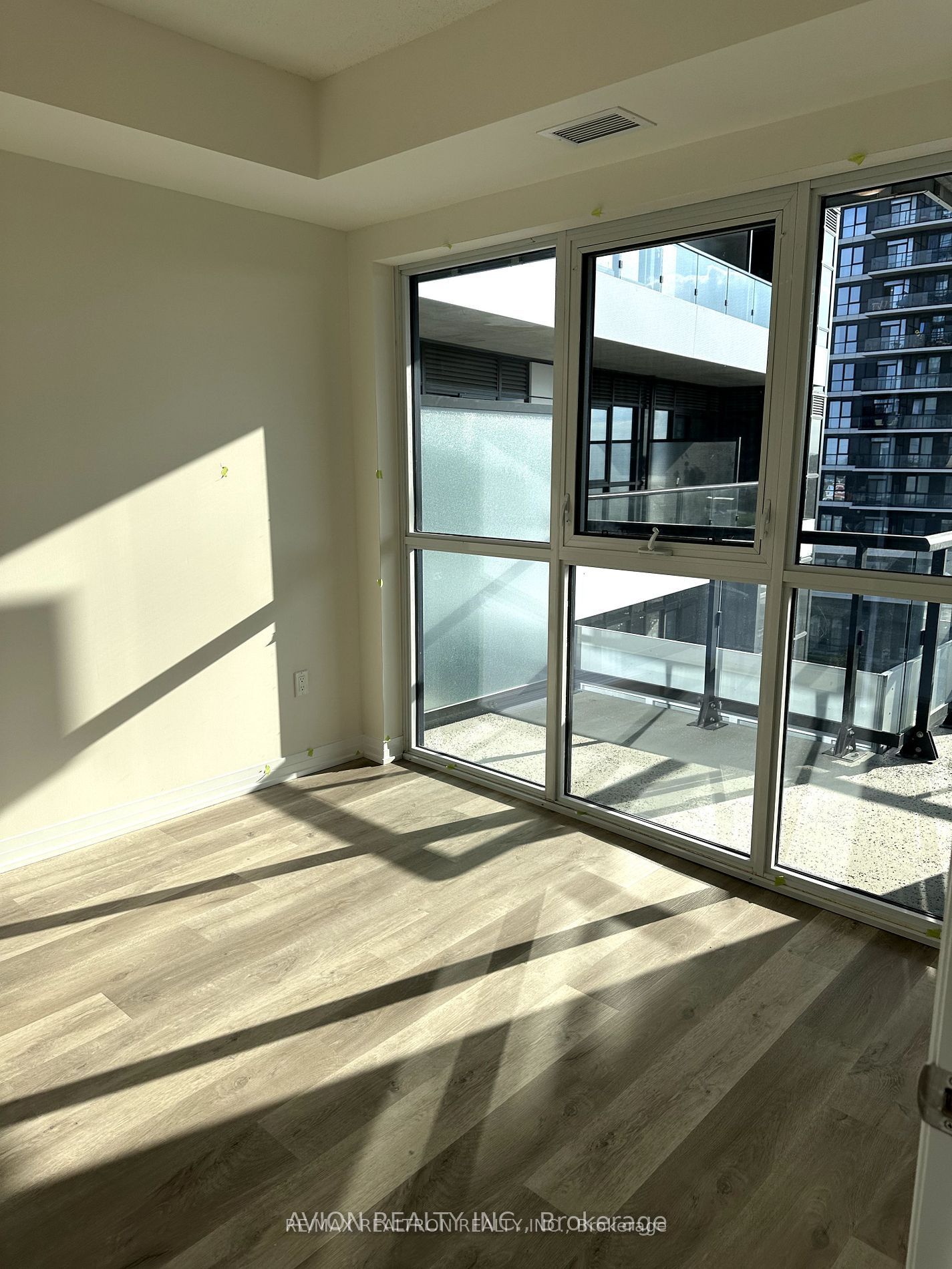 Unit 515 - 15 Watergarden Drive, Mississauga 4