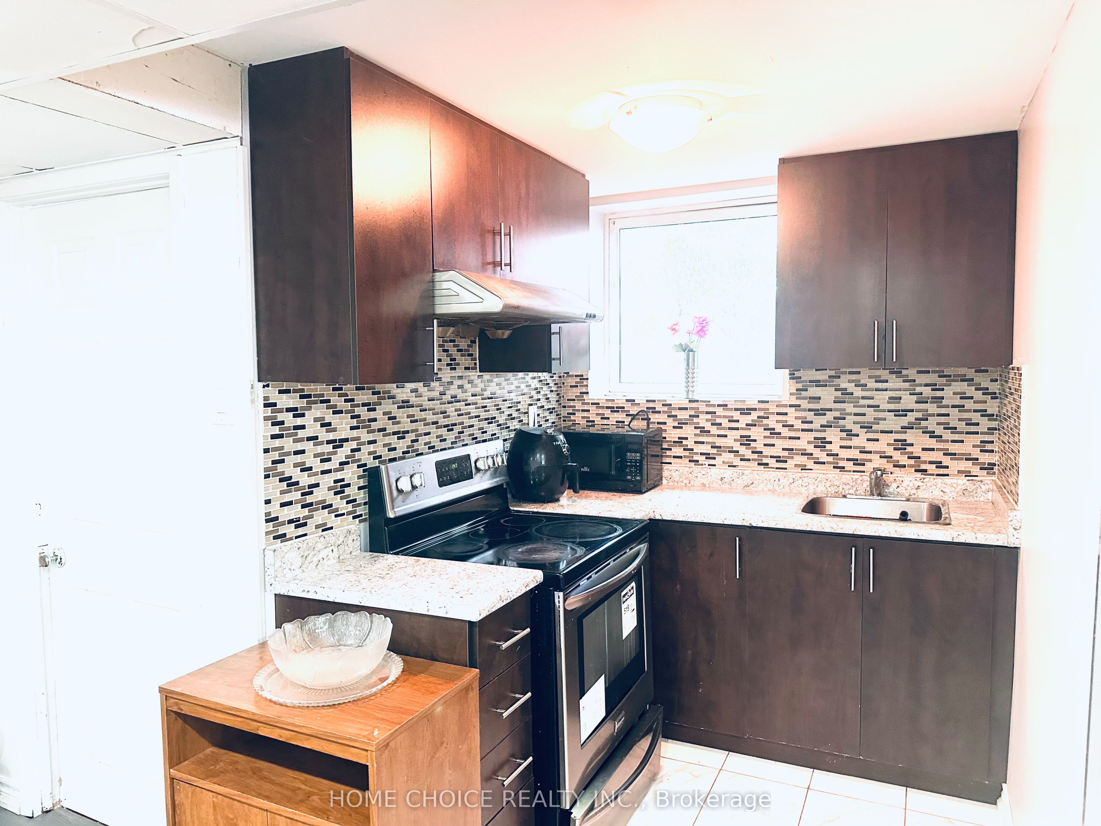 Unit lower level - 130 Earnscliffe Circle, Brampton 4