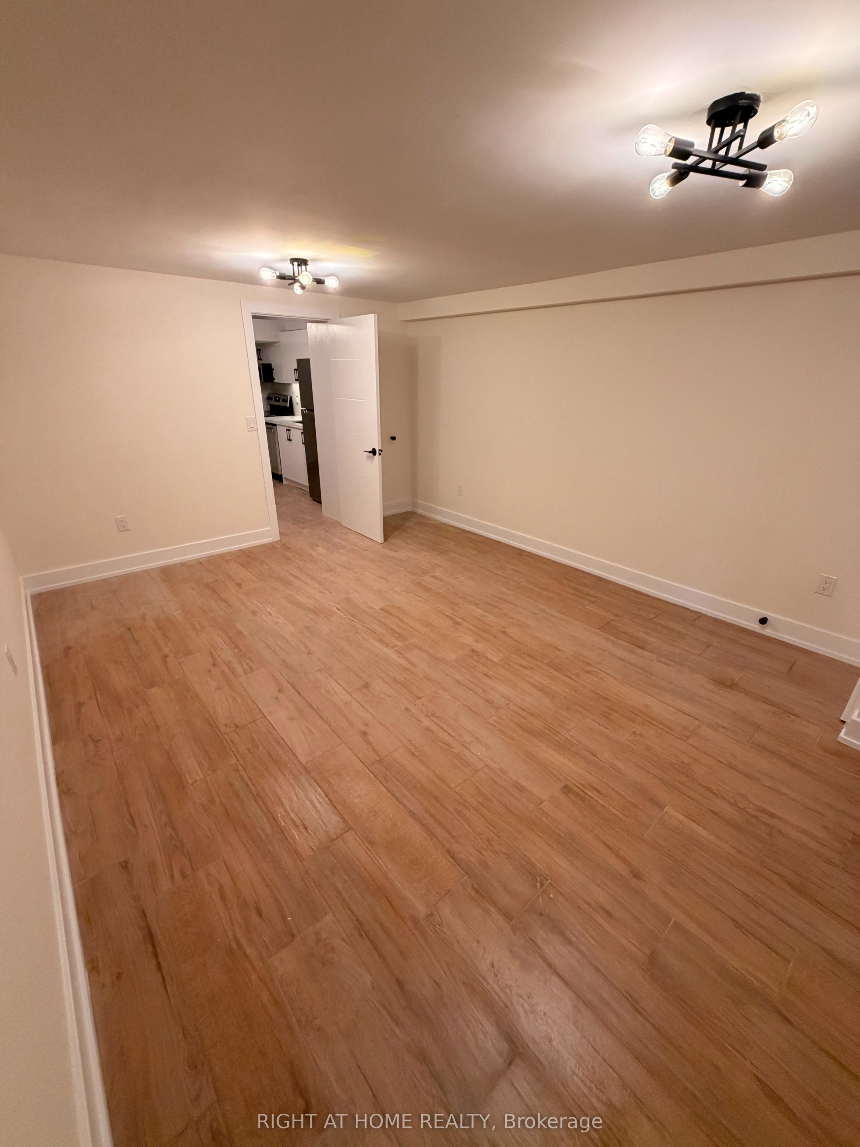 Unit B - 3384 Lake Shore Boulevard W, Etobicoke 3