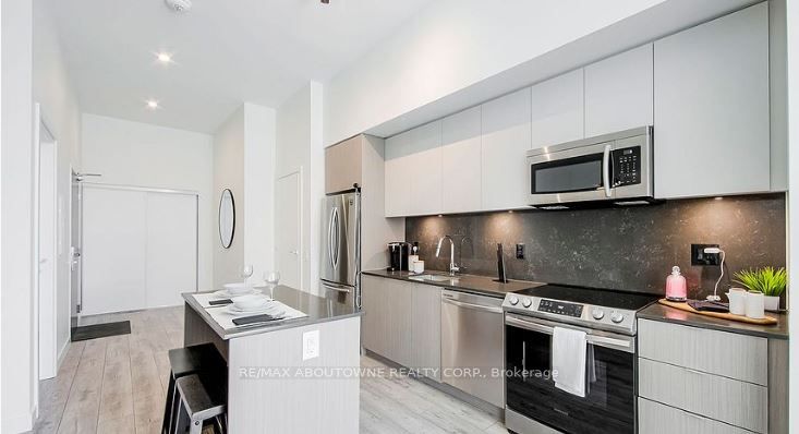 Unit A917 - 125 Bronte Road, Oakville 3