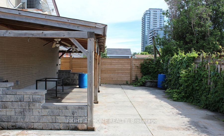 35 Warnica Avenue, Etobicoke 4