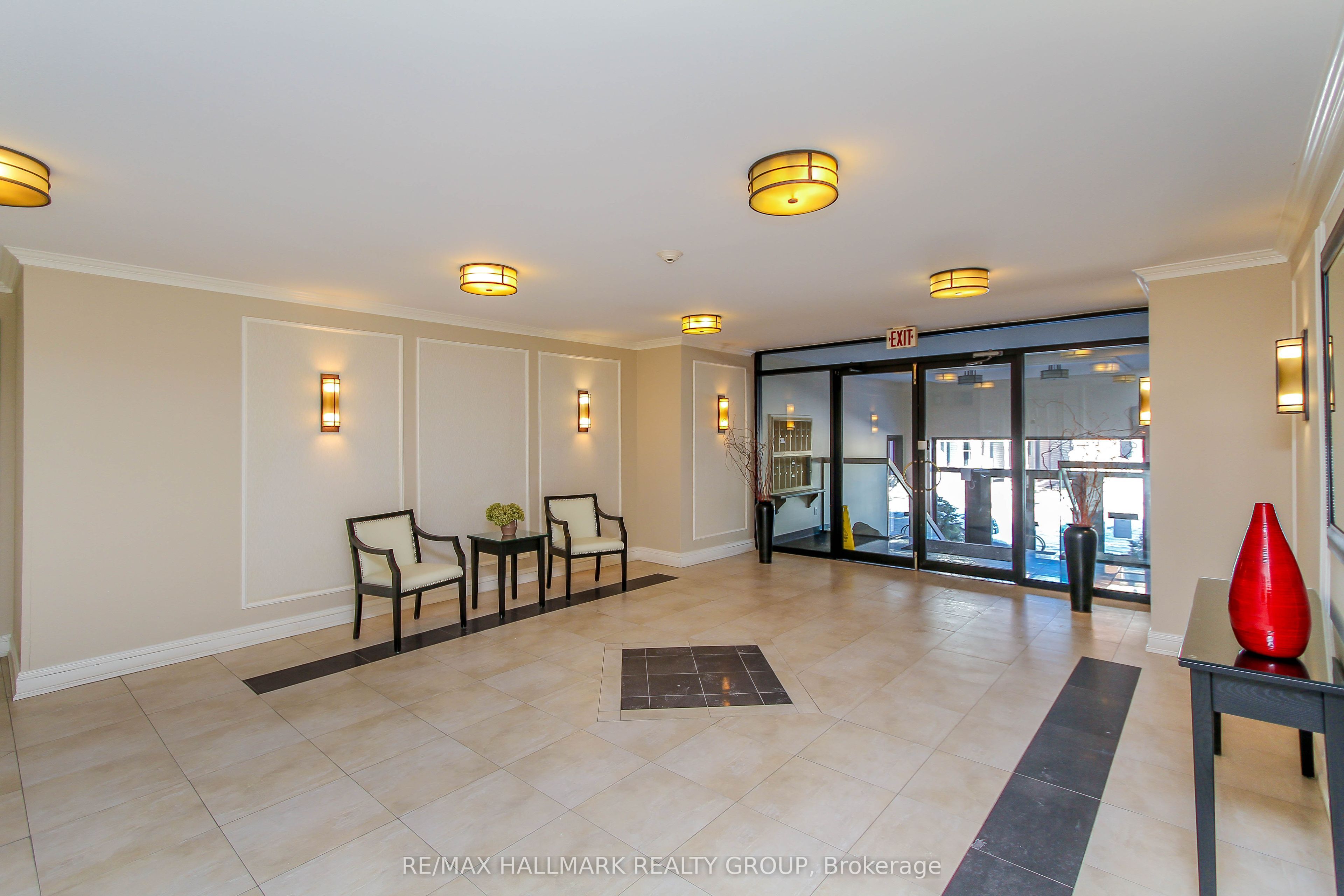 Unit 201 - 222 Bruyere Street, Ottawa 2