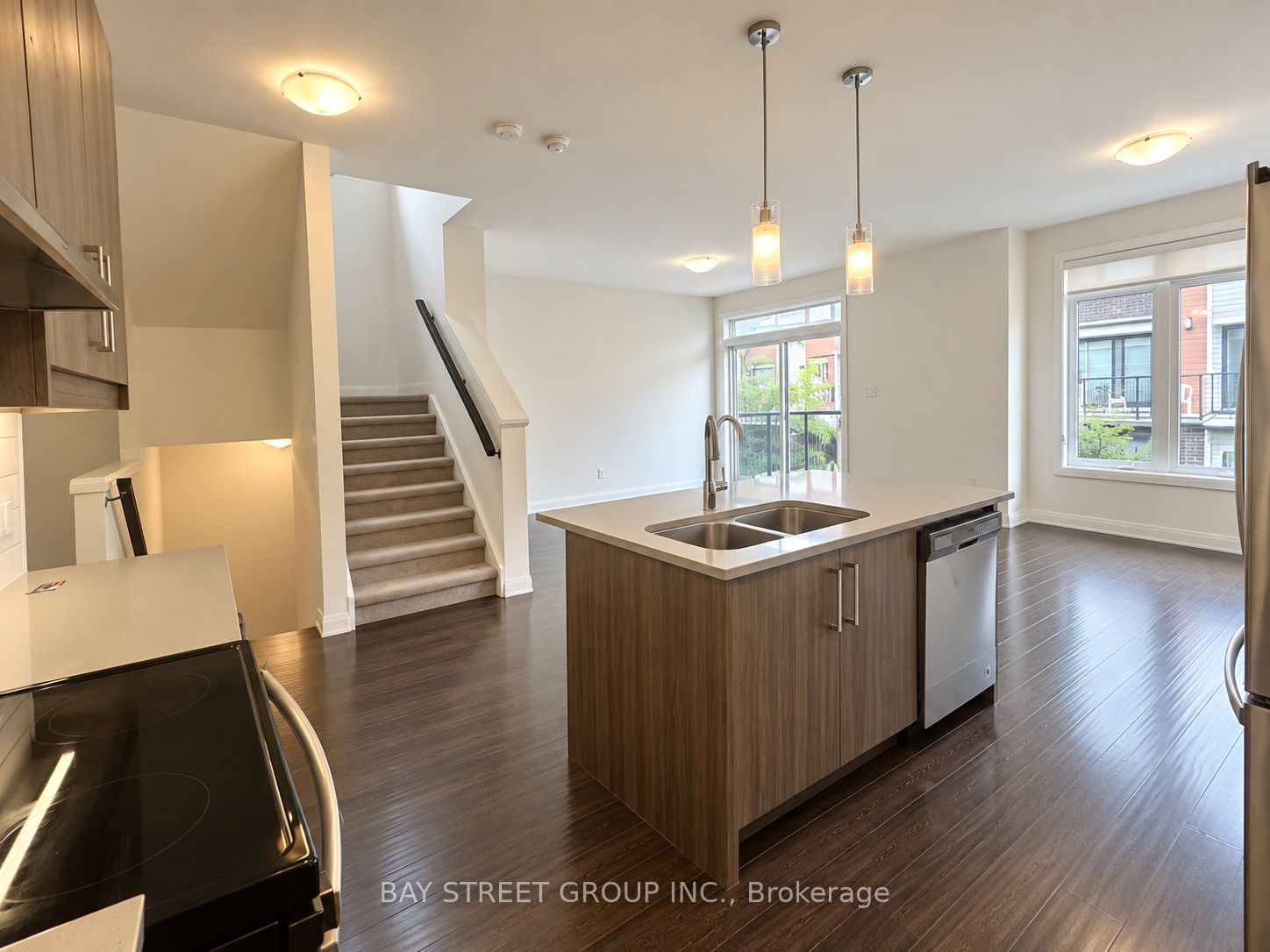Unit 106 - 3260 Singleton Avenue, London 5