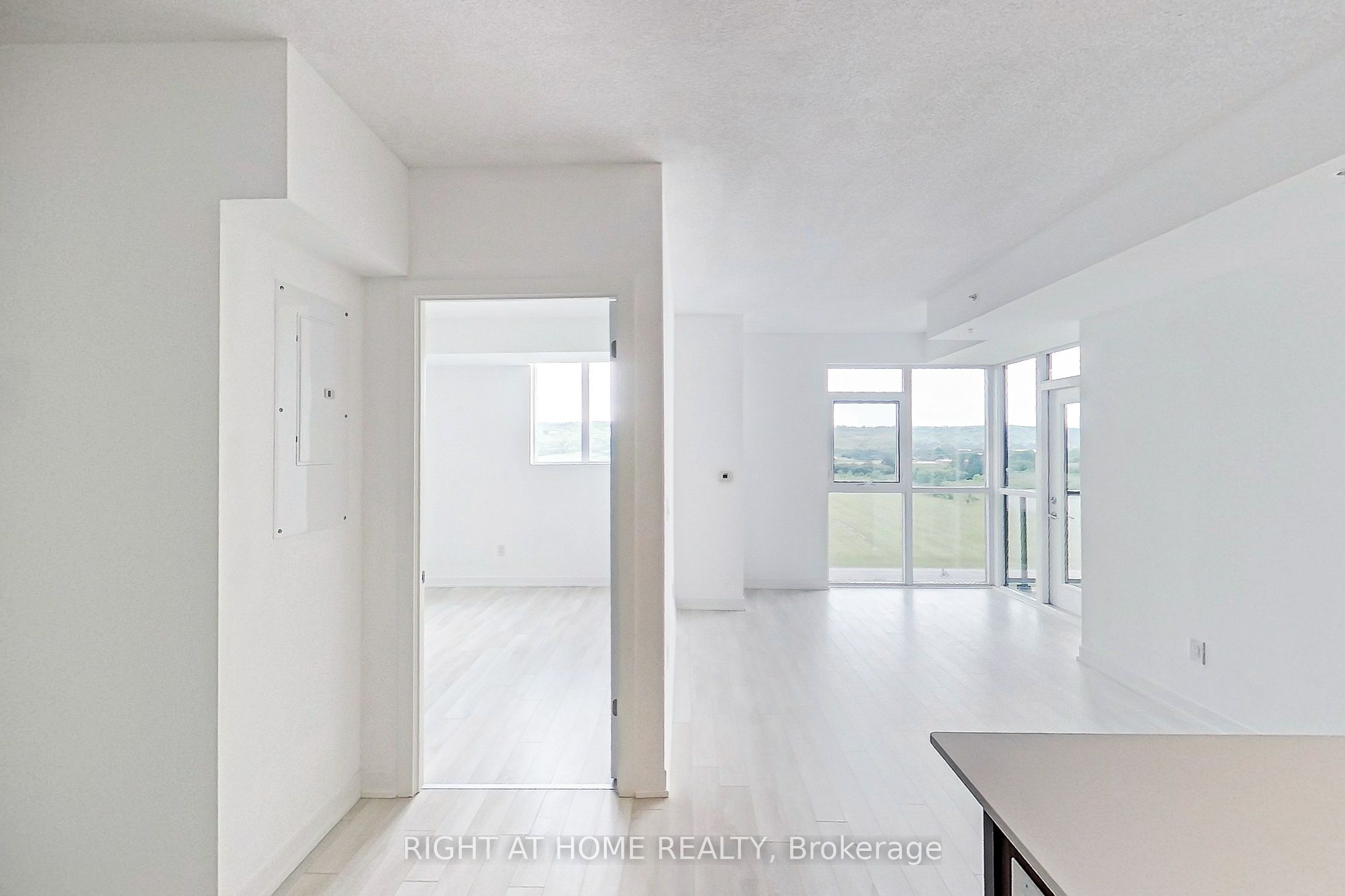 Unit 809 - 550 North Service Road, Grimsby 3