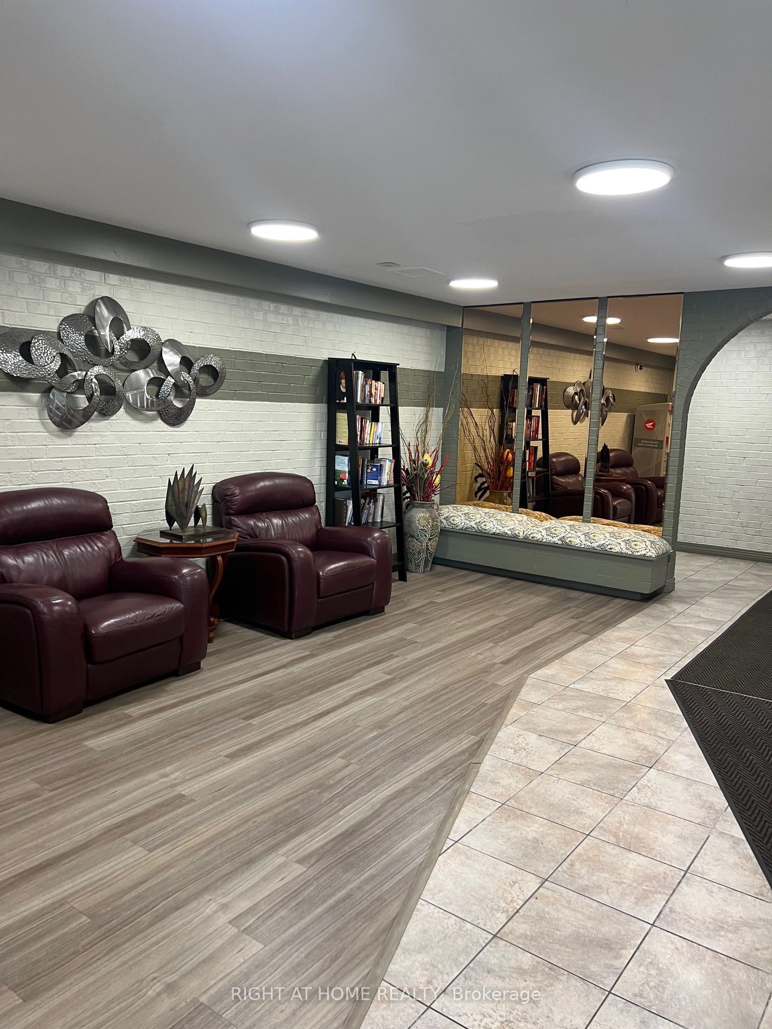 Unit 708 - 1102 Jalna Boulevard, London 4