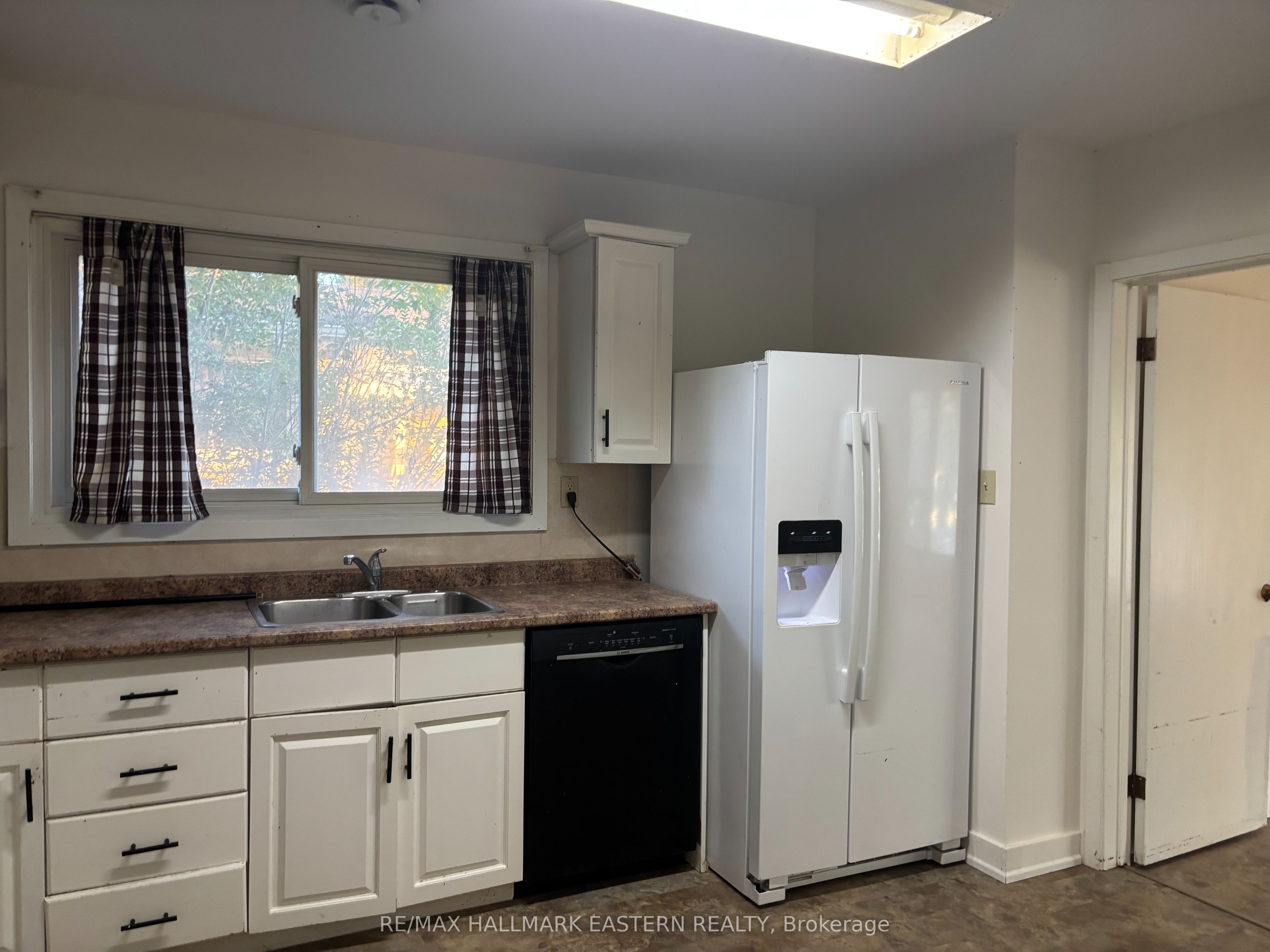 Unit main floor unit - 893 Ford Street, Peterborough 4